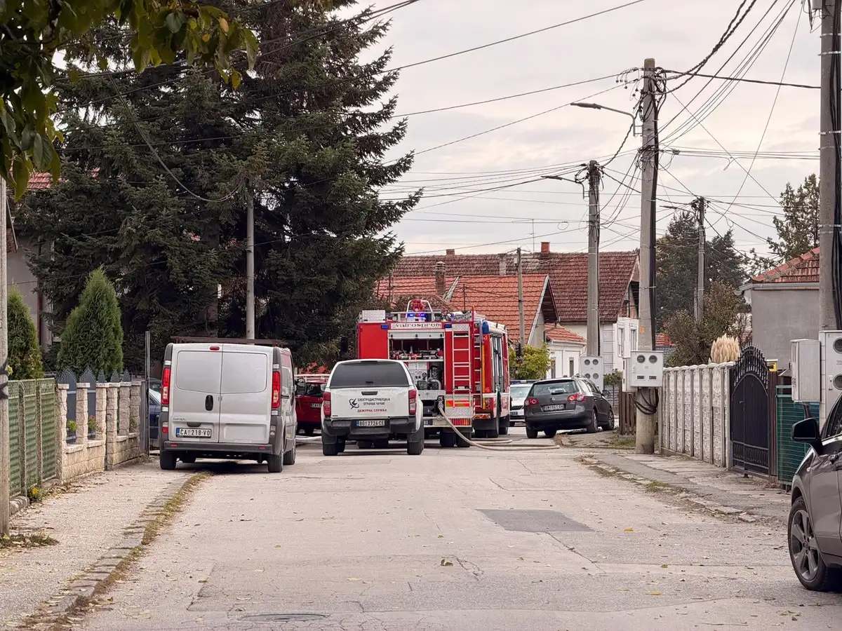 Požar zahvatio porodičnu kuću u Čačku: Jedna osoba povređena - ovo su slike sa lica mesta (FOTO)