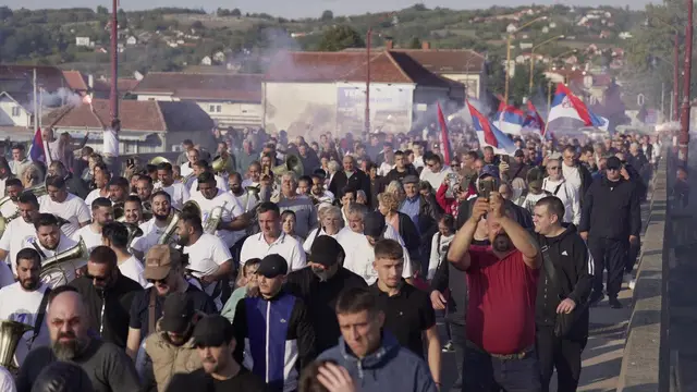 Hiljade ljudi čeka Aleksandra Vučića u Čačku / foto: RINA