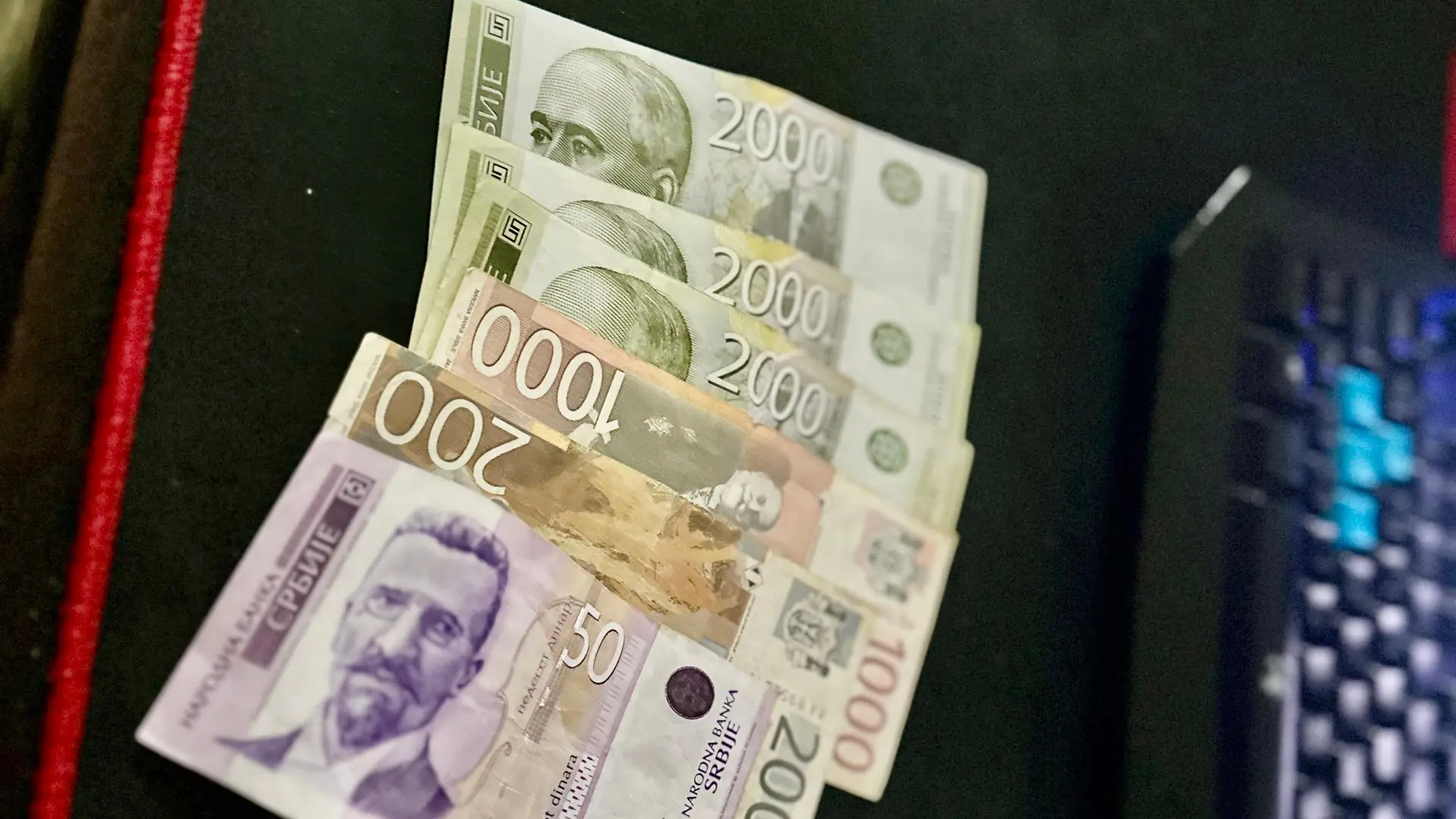 Srednji kurs evra danas 117,4206 dinara
