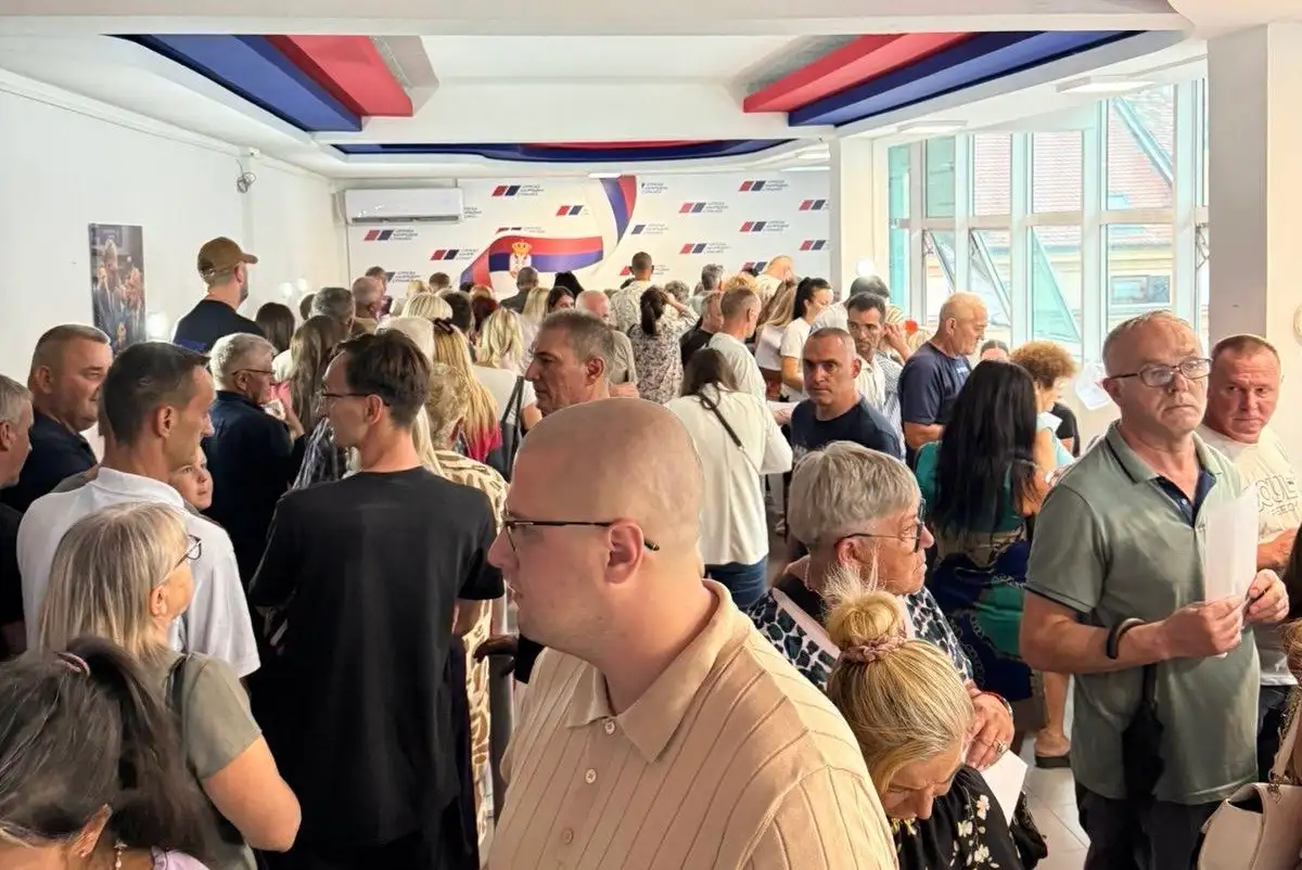 Čačani znaju kome će dati glas: Nikad veća gužva na skupljanju potpisa za SNS listu, na stotine građana dalo svoj potpis za samo jedan sat ( FOTO)