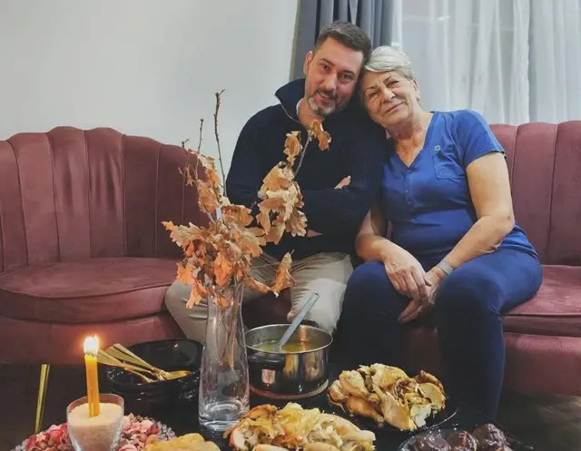 Majka ga uvek dočeka sa pogačom / foto: Privatna arhiva