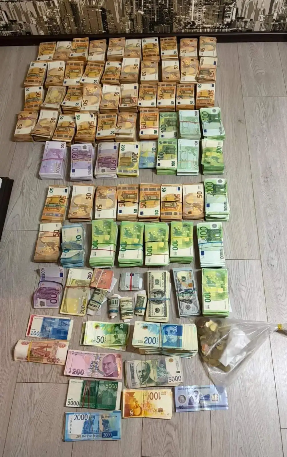Filmska racija u Budvi: Kod Rusa pronađen milion evra, među novcem i srpski dinari – u stanu poligraf i lažne novčanice (FOTO)