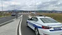 Neverovatna akcija čačanske policije: Bahati vozač kombija jurio kontrasmerom ka naplatnoj rampi, zaustavljen nakon kratke potere (VIDEO)