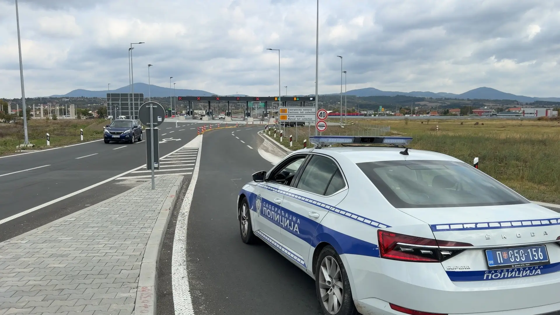 Neverovatna akcija čačanske policije: Bahati vozač kombija jurio kontrasmerom ka naplatnoj rampi, zaustavljen nakon kratke potere (VIDEO)