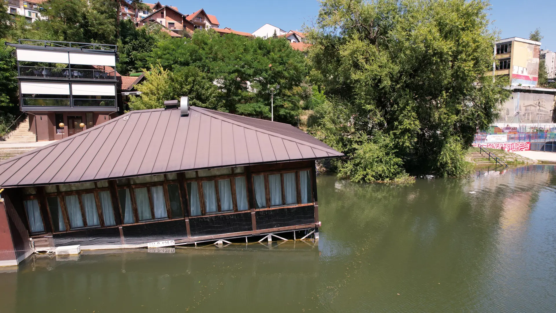 Uklanja se potonuli splav iz reke Đetinje, u njegovoj blizini došlo i do tragedije: Na plaži zbog toga sve do sada bila crvena zastavica