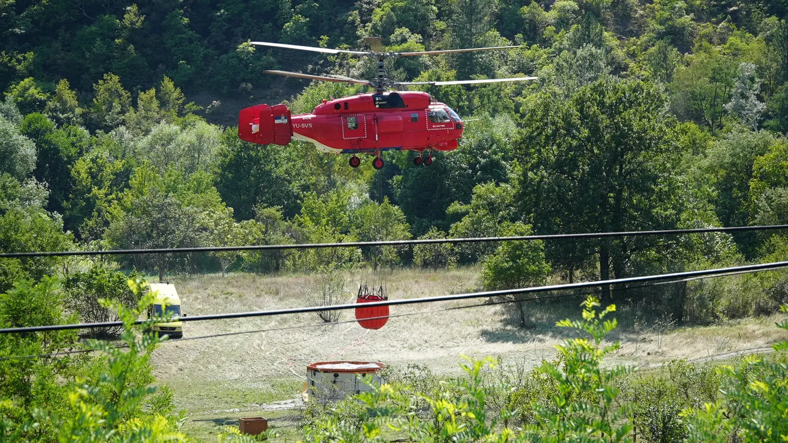 Spašene ugrožene kuće: Preko 100 vatrogasaca na terenu a crveni Kamov se ne gasi - dramatične slike iz doline Ibra, vatra zahvatila 80 hektara šume (FOTO)(VIDEO)