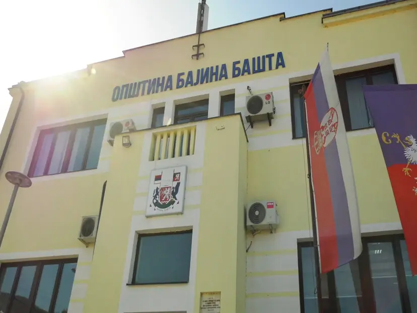 Roditeljima stiže novac pred prvo školsko zvono: U Bajinoj Bašti počela isplata po 10.000 dinara za svakog budućeg prvaka