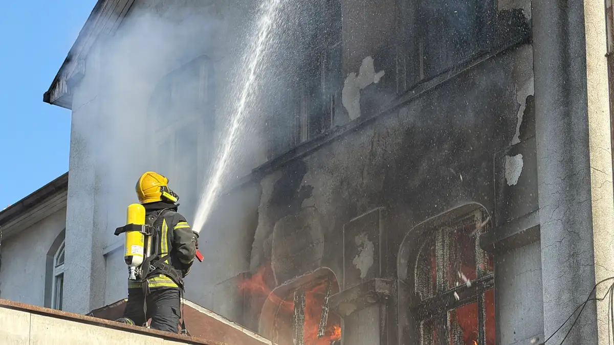 Vatra progutala kuću Kajevića kod Prijepolja: Plamen zahvatio čitav objekat i krov, meštani neutešni