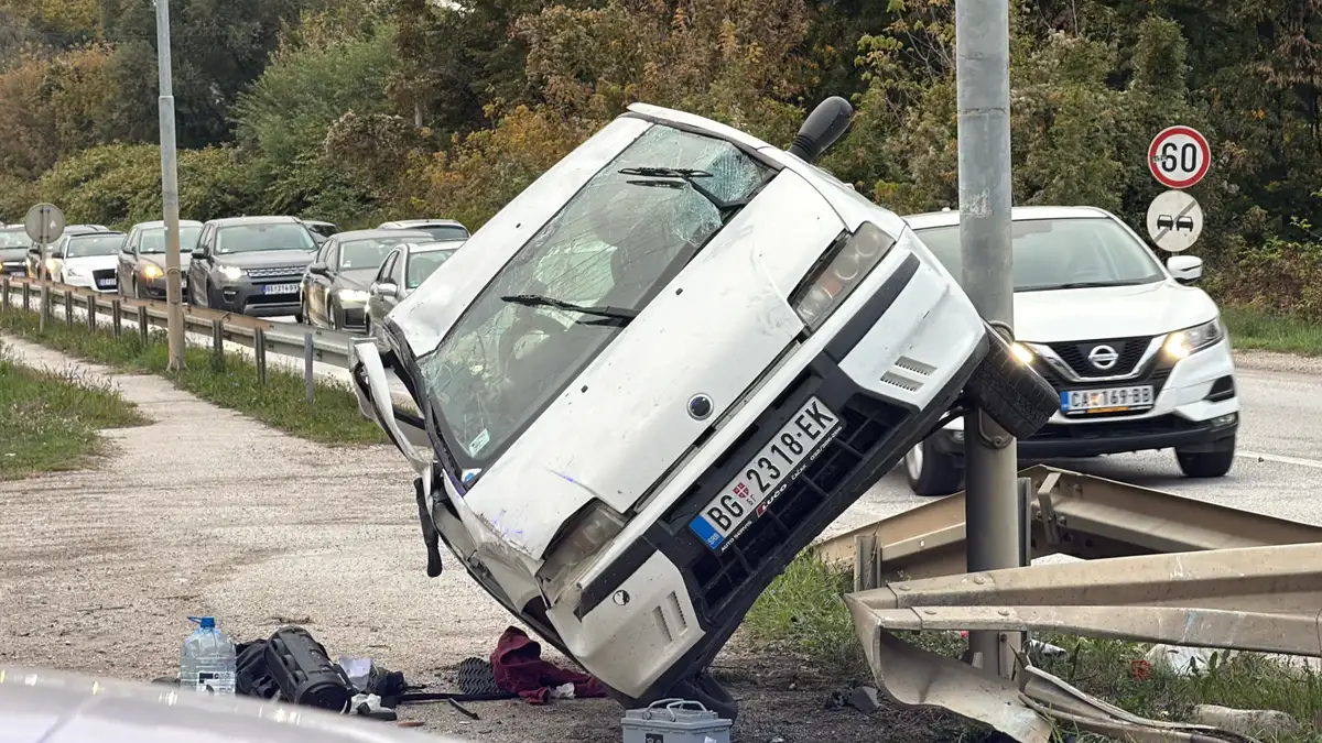 Izgubio kontrolu, pa se zakucao u zaštitnu ogradu: Teška nesreća u Ovčarsko-kablaraskoj klisuri, dve osobe povređene (FOTO)(VIDEO)