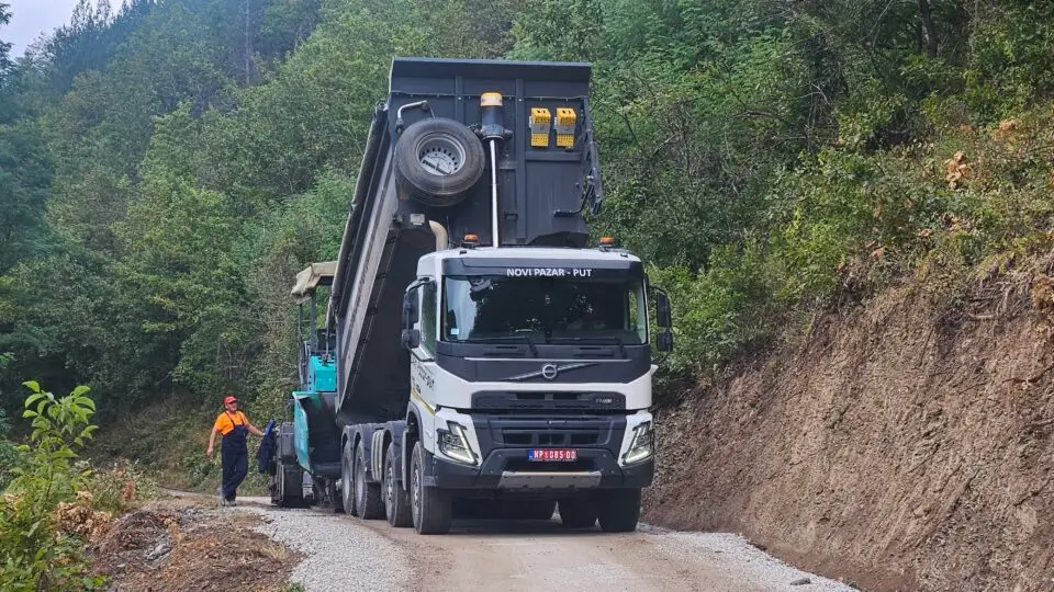 Čekalo se na ovo 30 godina u selu Slatina: Asfaltiran put koji Prijepolje povezuje sa Brodarevom - investicija od ogromnog značaja za meštane