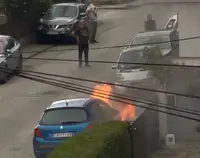 Odjednom je planuo, a zatim se čulo pucaketanje: Drama u Čačku - u porodičnom naselju zapalio se putnički automobil (FOTO)