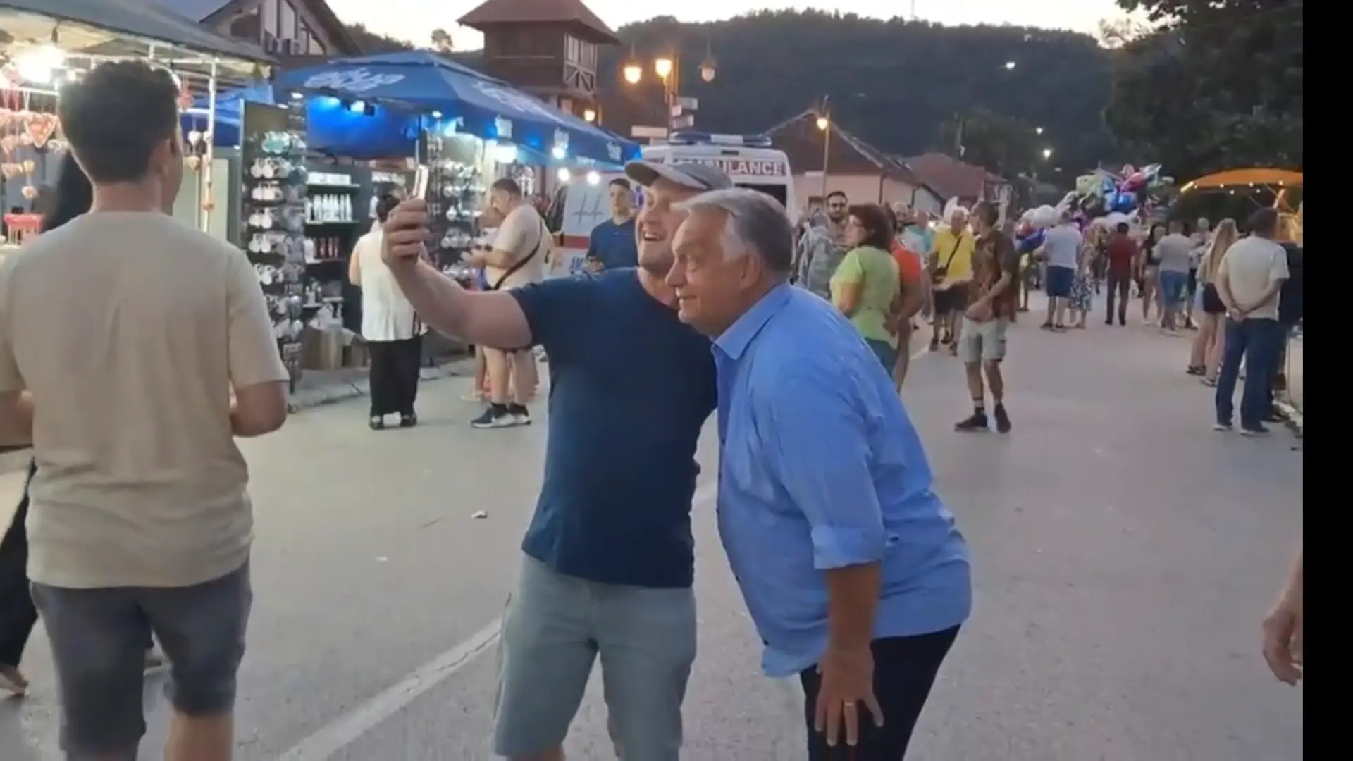 On je čovek legenda, slika se sa svima: Sjajno raspoložen Orban ponovo oduševio Srbe, šeta Dragačevom i uživa (VIDEO)