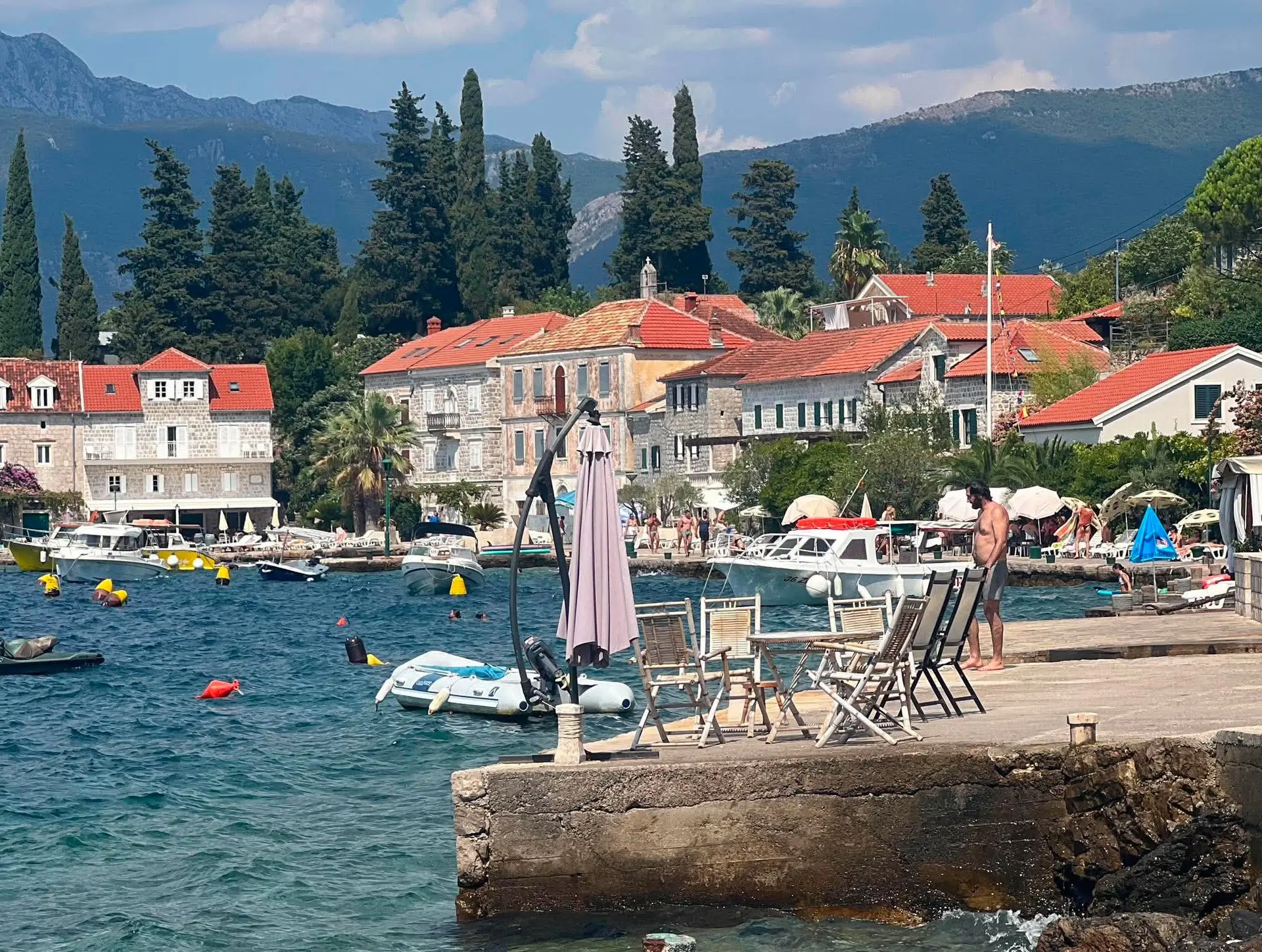 Ovo je najromantičnije mesto u Crnoj Gori, a Srbi ga obožavaju: Rose u srcu Boke Kotorske - selo gde se na najlepši način spajaju more i planine (FOTO)