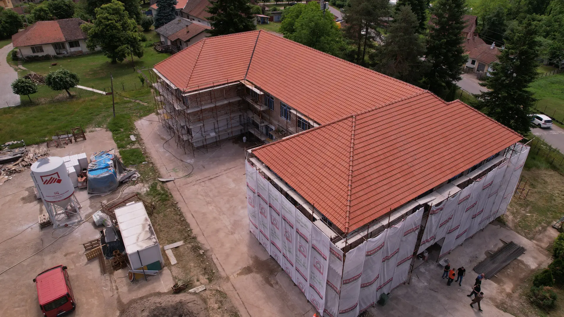 Izgledaće kao da je u centru Beograda: Rekonstrukcija seoske škole kod Malog Zvrornika, radovi ubačeni u petu brzinu - država ulaže 205 miliona (FOTO)(VIDEO)