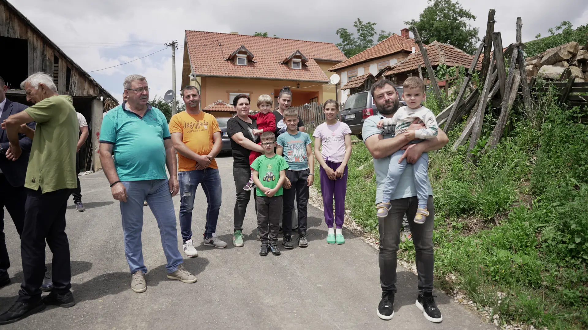 Ovo je danas najveseliji zaseok u Srbiji: Do Gerzića konačno stigao asfalt - veliki broj dece sada će lakše do škole, a proizvodi sa imanja brže do kupaca (FOTO)(VIDEO)
