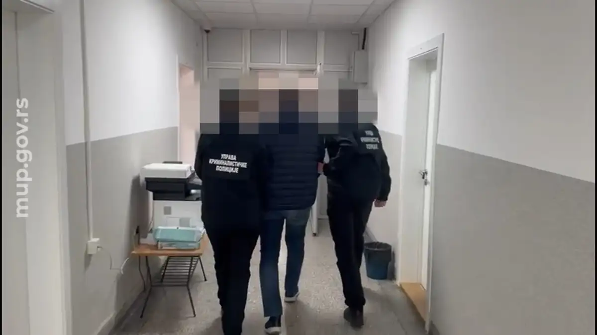 Ovako je uhapšen službenik u Novom Sadu: Oglasio se MUP zbog nesavesnog rada u službu (VIDEO)