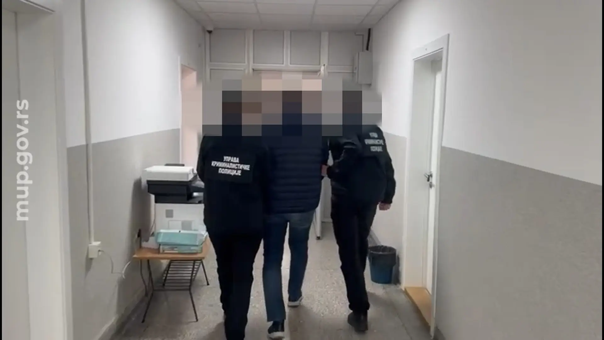 Ovako je uhapšen službenik u Novom Sadu: Oglasio se MUP zbog nesavesnog rada u službu (VIDEO)