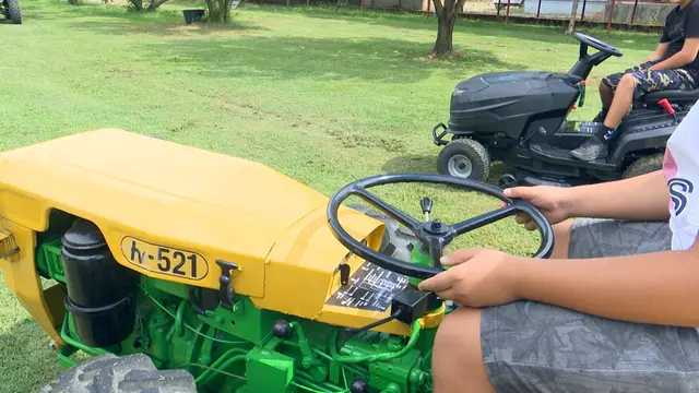 Đorđe i Dušan čitavo leto radili d abi kupili traktor / foto: RINA