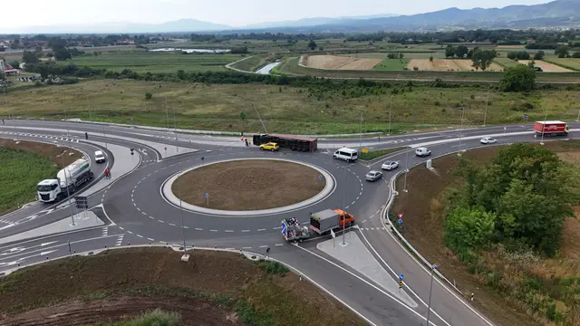 Šleper prevrnut na kružnom toku / foto: RINA 