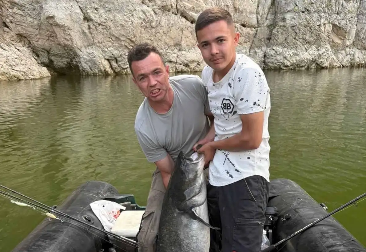 Vodeni džin jedva izvučen iz Sjeničkog jezera: Otac i sin ulovili soma kapitalca, dugačak dva metra i težak skoro 50 kilograma - to se zaista retko viđa (FOTO)