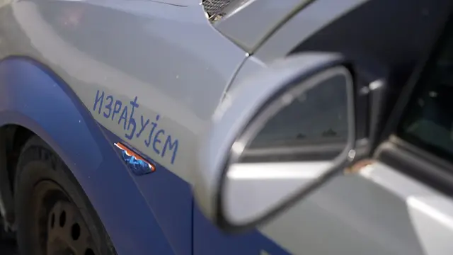 Neobičan automobil pored puta/ Foto: RINA