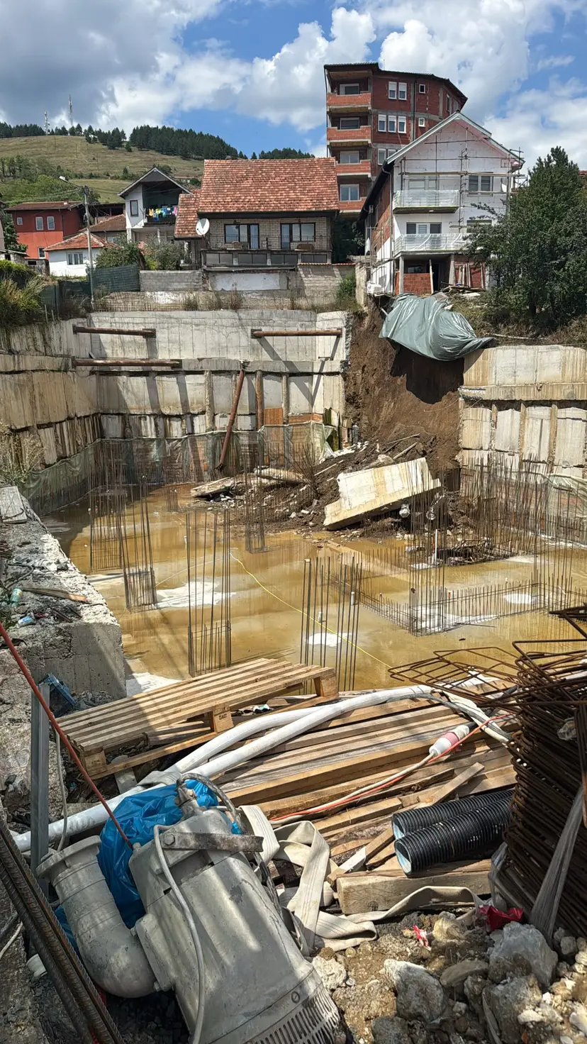 Užas u Novom Pazaru: Obrušio se potporni zid na gradilištu a sa sobom povukao i deo porodične kuće, meštani u velikom strahu (VIDEO)