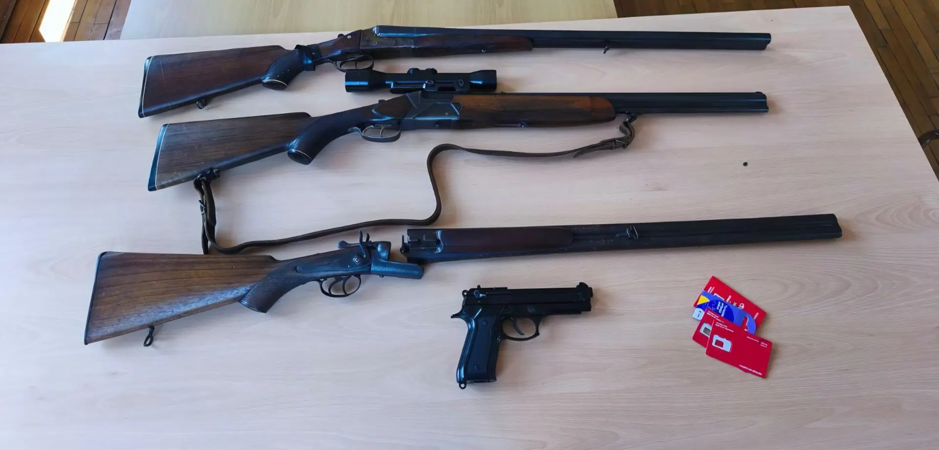 Tri lovačke puške kod jednog, startni pištolj kod drugog: Policija na Cetinju pretresla objekte koje koriste mladići od 23 i 26 godina (FOTO)