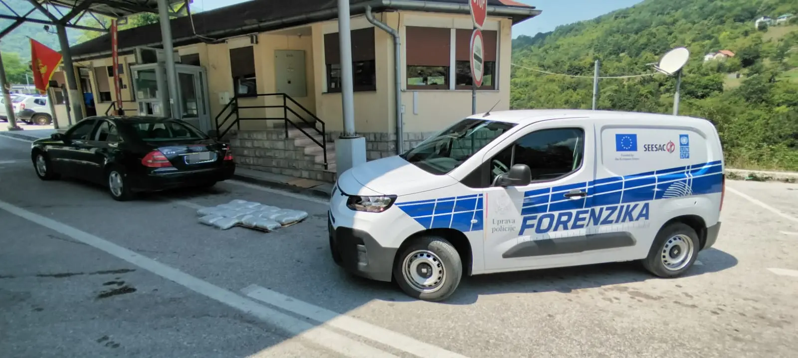 U „mercedesu“ pokušao da prokrijumčari 20 kilograma marihuane: Zećanin uhapšen na Šćepan Polju, odmah mu stavljene lisice na ruke