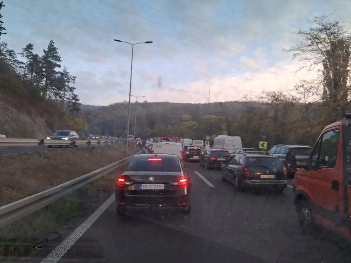 Sudar autobusa i kamiona na auto-putu: Staklo rasuto svuda po putu, saobraćaj na toj deonici u kolapsu (FOTO)