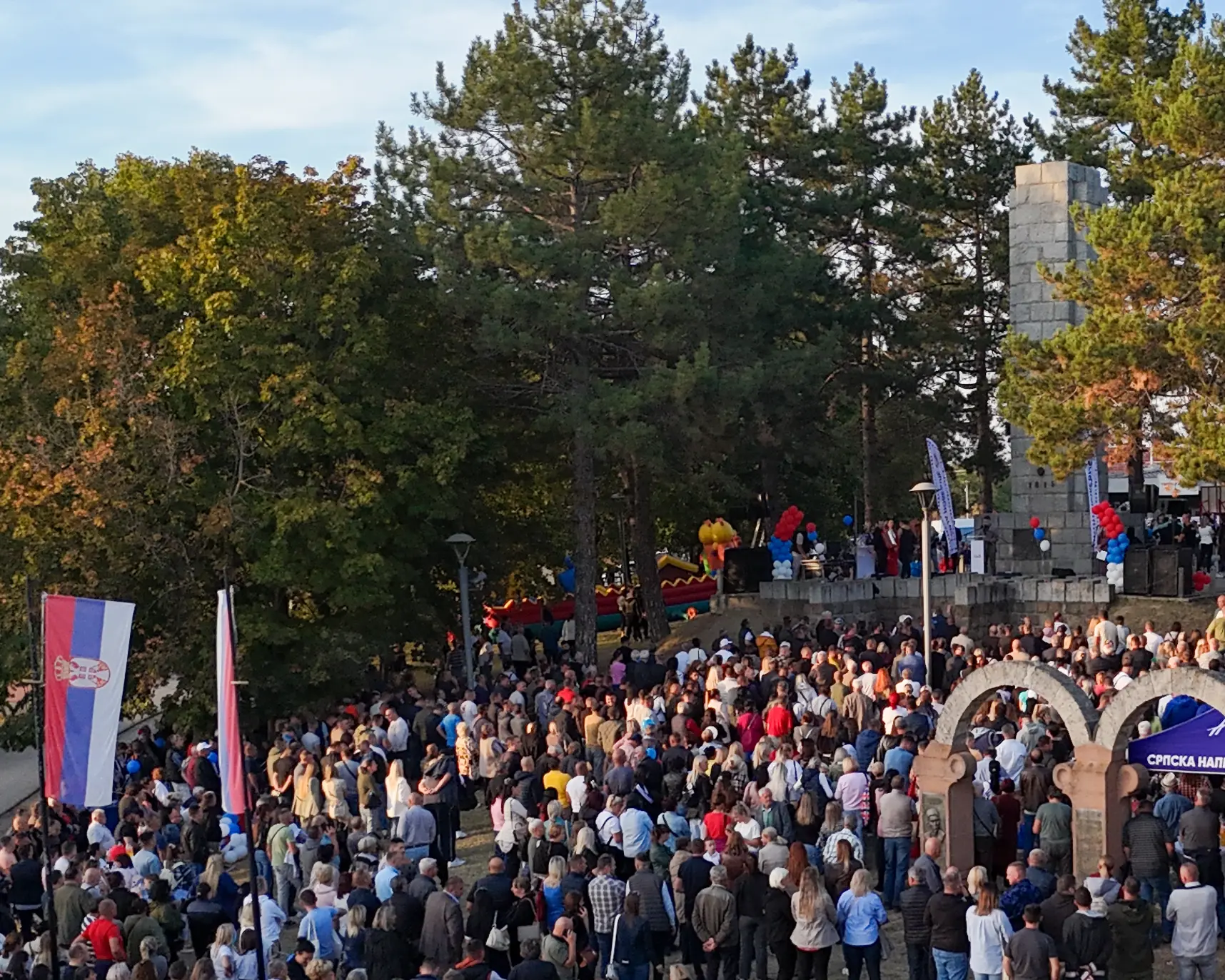 Prelepa slika sa junačkog brda Ljubić poslata u svet: Deca i porodica su budućnost države, preko 3.000 ljudi imalo je samo jednu poruku - ujedinjena Srbija pobeđuje