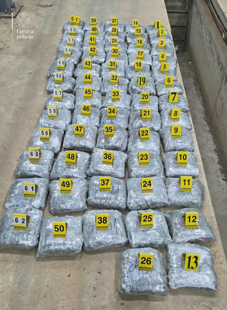 Pun kamion droge stigao na granični prelaz: Bosanac uhapšen u Crnoj Gori - u tertanjaku pronađeno oko 65 kg marihuane (FOTO)