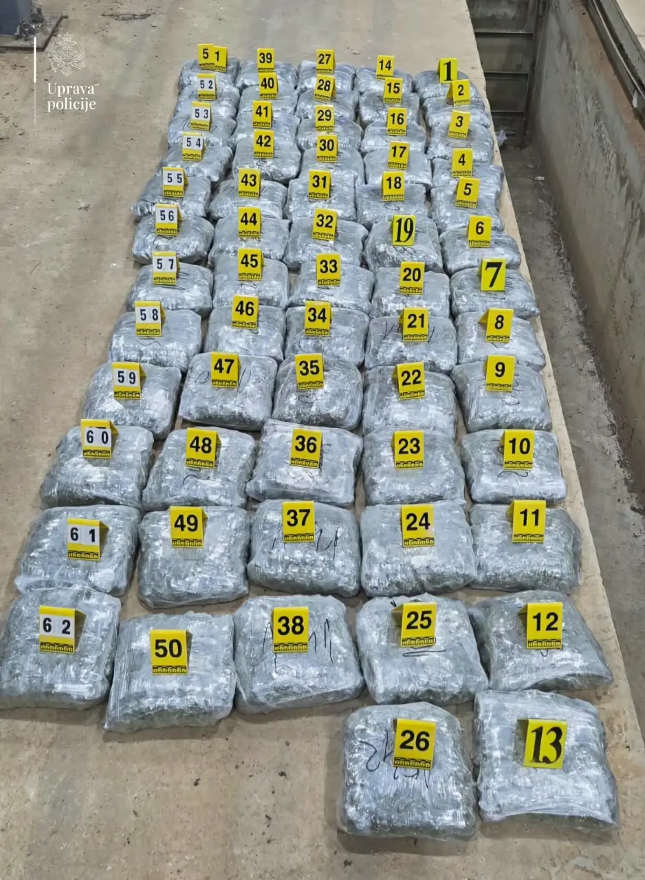 Pun kamion droge stigao na granični prelaz: Bosanac uhapšen u Crnoj Gori - u tertanjaku pronađeno oko 65 kg marihuane (FOTO)