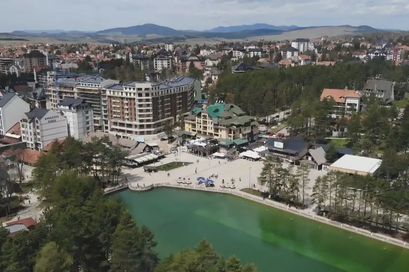 Nikad puniji Zlatibor: Srpska planina ovog leta obara sve  rekorde posećenosti - najčešći gosti Bosanci i Crnogorci, ali tu su Kinezi i Rumuni