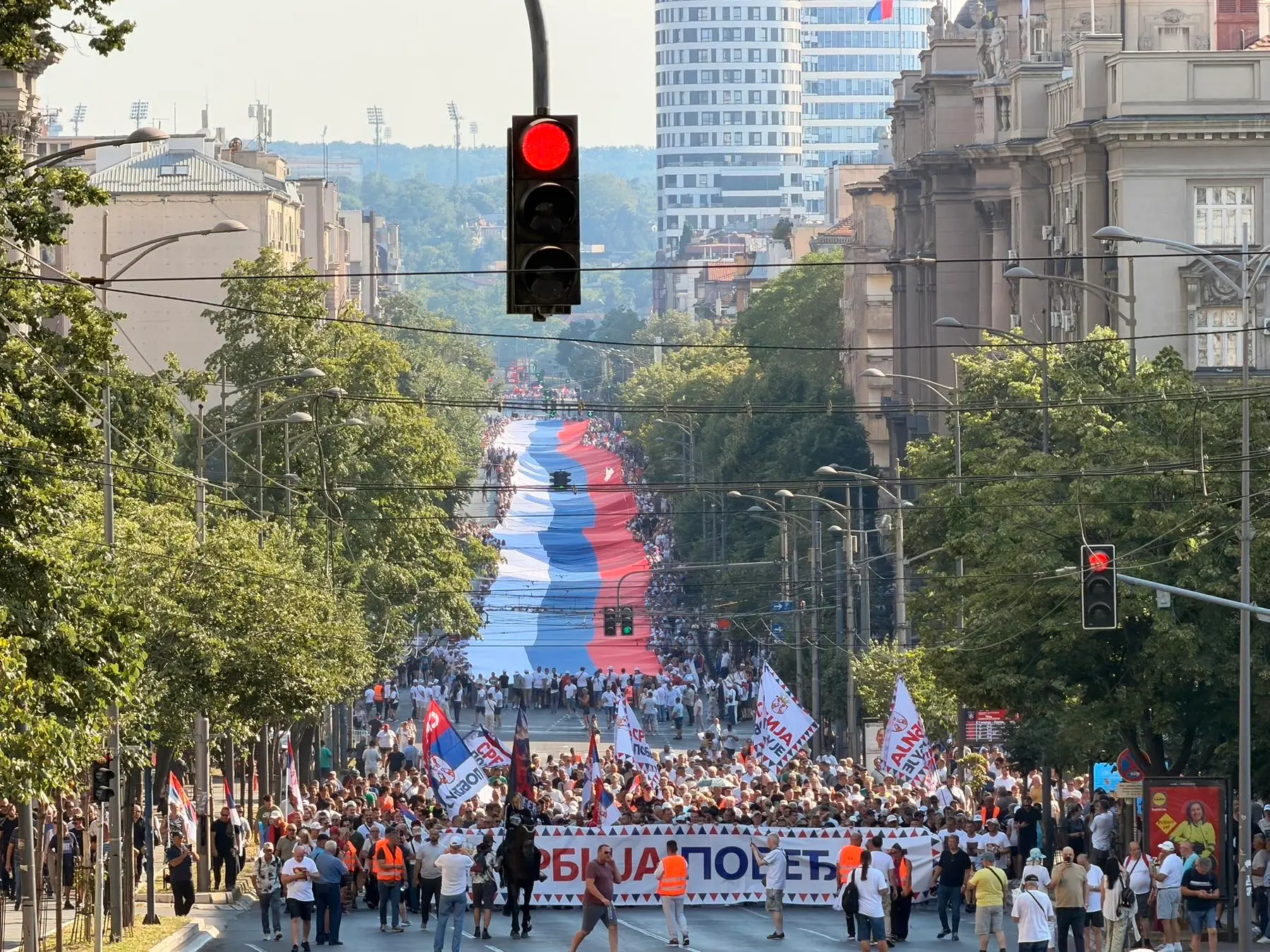 Sve je spremno za veličanstveni skup u Beogradu: Reke ljudi pristižu iz svih delova Srbije - ovo su slike sa lica mesta (FOTO)(VIDEO)