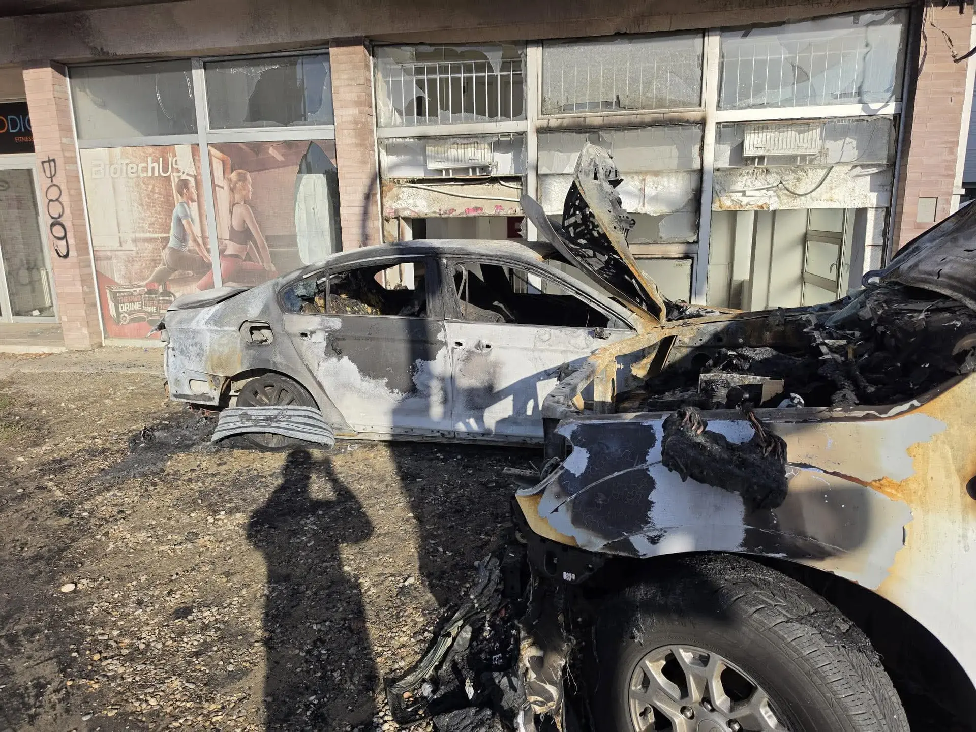Probudile su nas sirene, plamen je bio ogroman: Haos na parkingu u Novom Sadu, izgorela tri automobila - sumnja se da je požar podmetnut (FOTO)