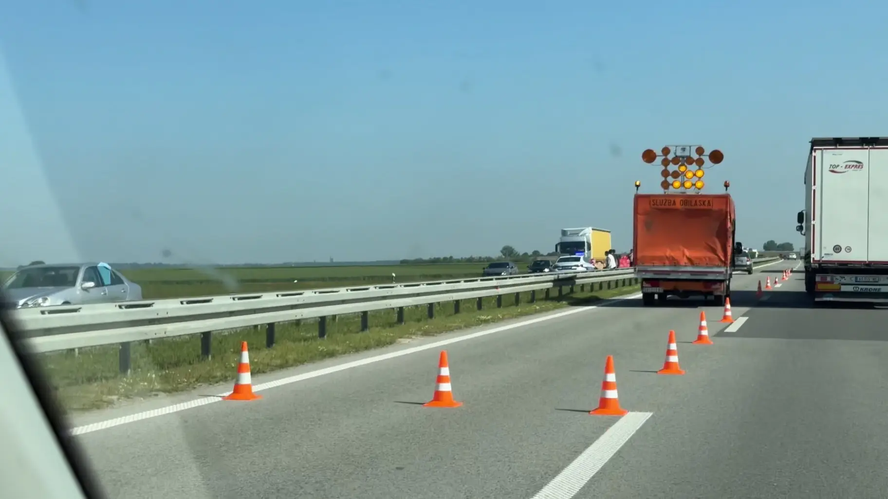 Električno vozilo udarilo u putarski kamion: Saobraćajna nezgoda na auto-putu Miloš Veliki kod Obrenovca (FOTO)