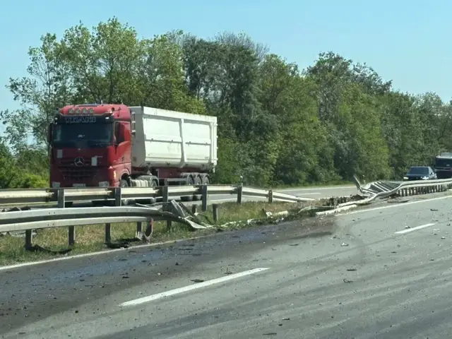 Grdosija od nekoliko tona završila u zaštitnoj ogradi: Vozač šlepera izgubio kontrolu kod Smedereva, srećom nema povređenih/ Foto: RINA