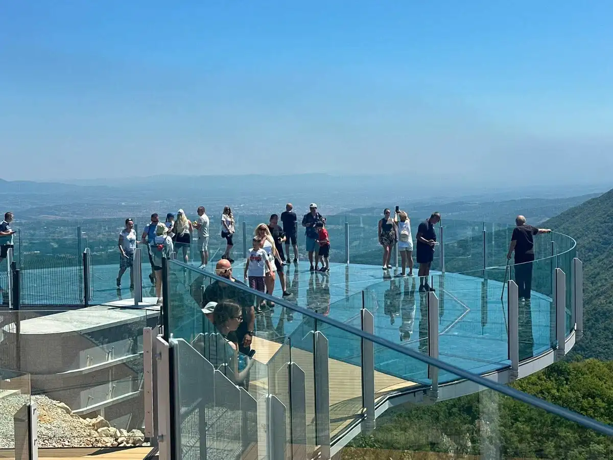 Pogled nam je nestvaran, a vidikovac savršen: Kablar Skywalk oduševio Srbiju, prvog vikenda obišlo ga preko 3.000 ljudi (FOTO)