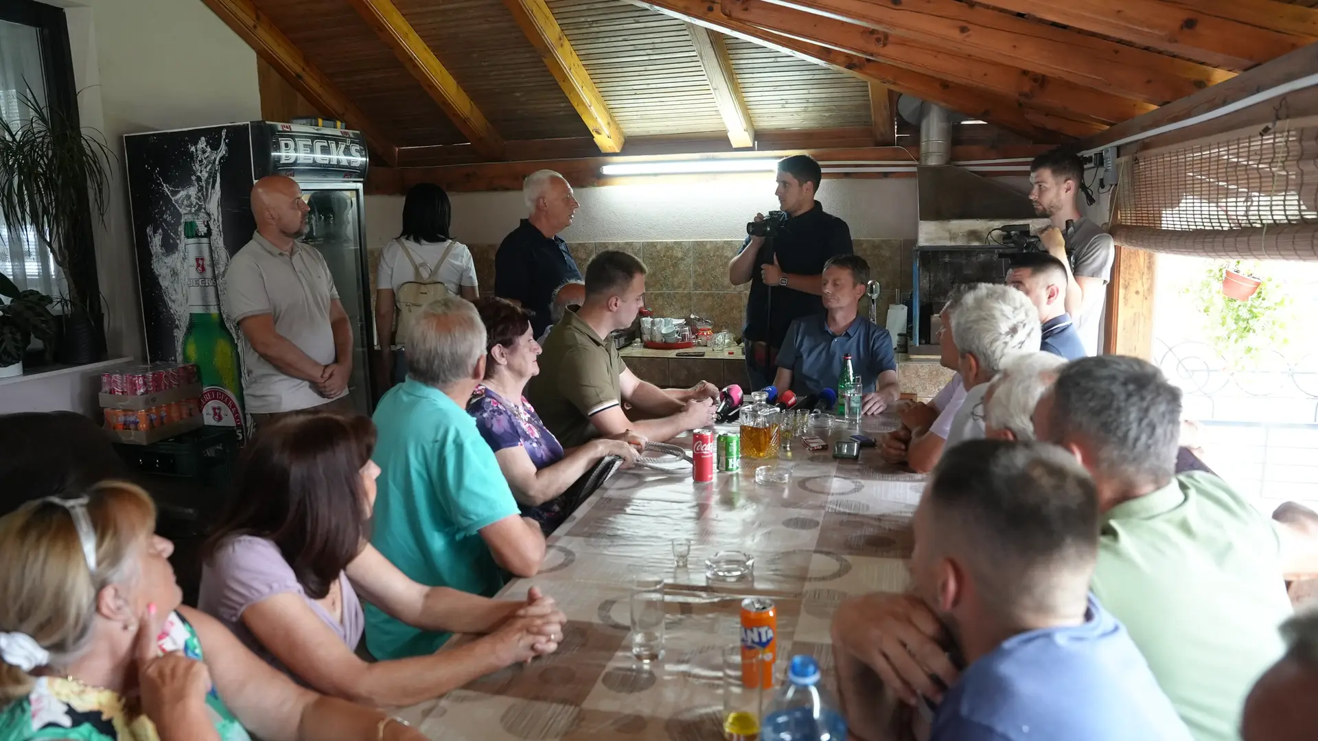 Kad padne kiša, lokalni putevi se pretvaraju u potoke: Rešava se veliki problem meštana u selu Prilipac kod Požege - ministar Glišić danas je bio na licu mesta (FOTO)(VIDEO)