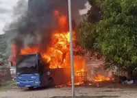 Ogroman plamen preti da se proširi, gust dim prekrio naselje: Zapalio se parkirani autobus u Prijepolju, vatrogasci na terenu
