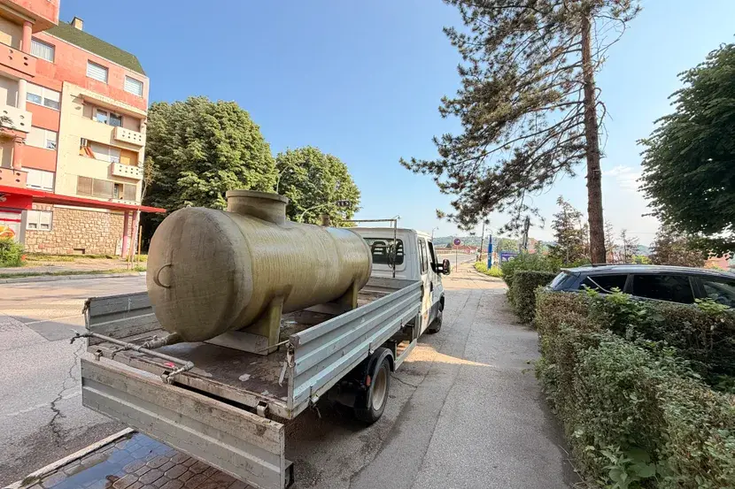 Jedna cisterna non-stop u bolnici, ostale sa pijaćom vodom raspoređene po prioritetima: Čačani duže od 24 sata bez vode, svi se nadaju da će doći sutra