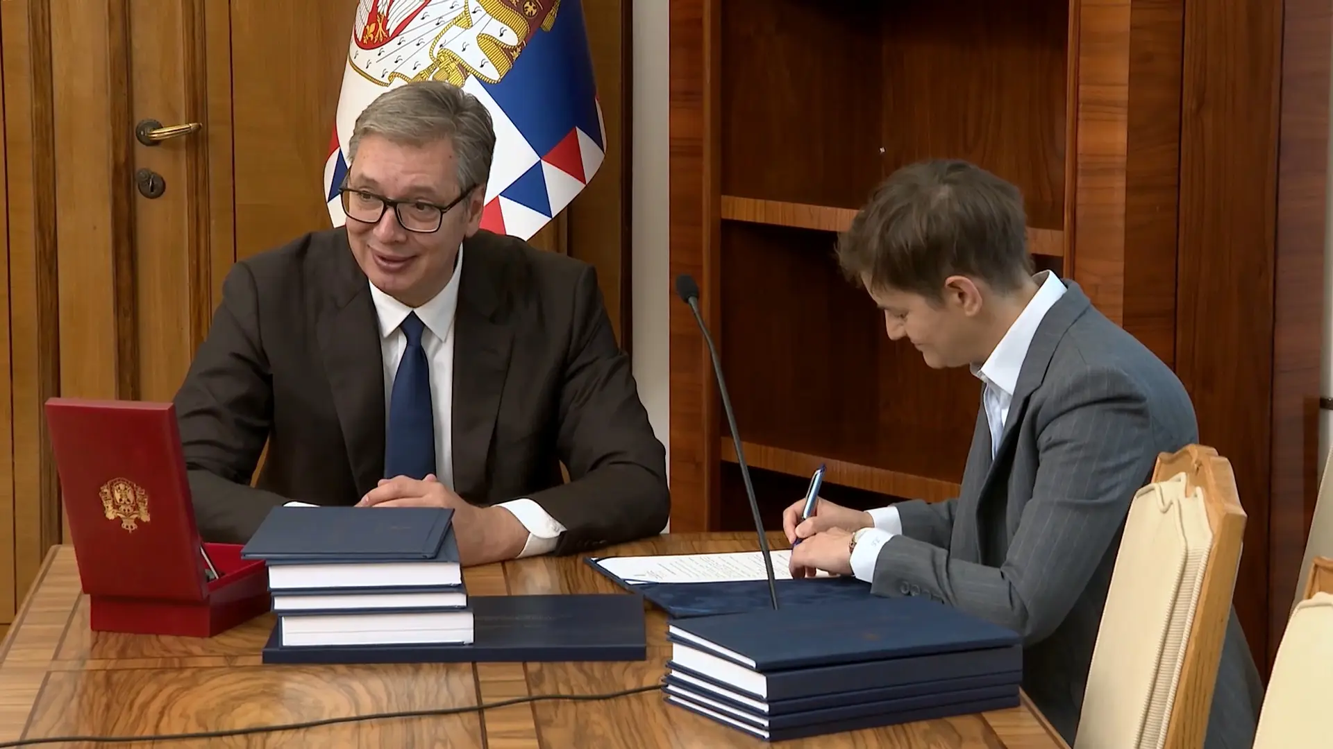 Vučić predao ključeve Predsedništva Ani Brnabić: „Srećan ti rođendan i neka ti je srećno preuzimanje“ (FOTO)(VIDEO)
