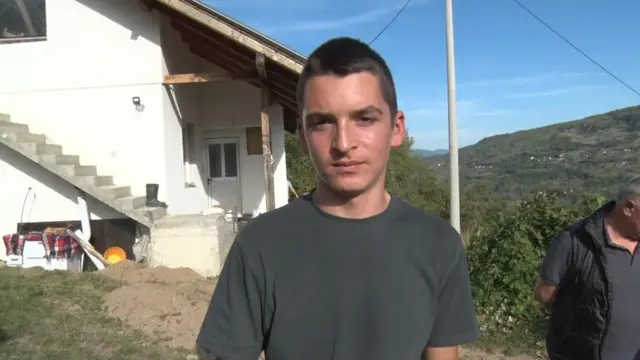 Krava i tele kao najvredniji poklon za dvojicu dečaka / foto: RINA