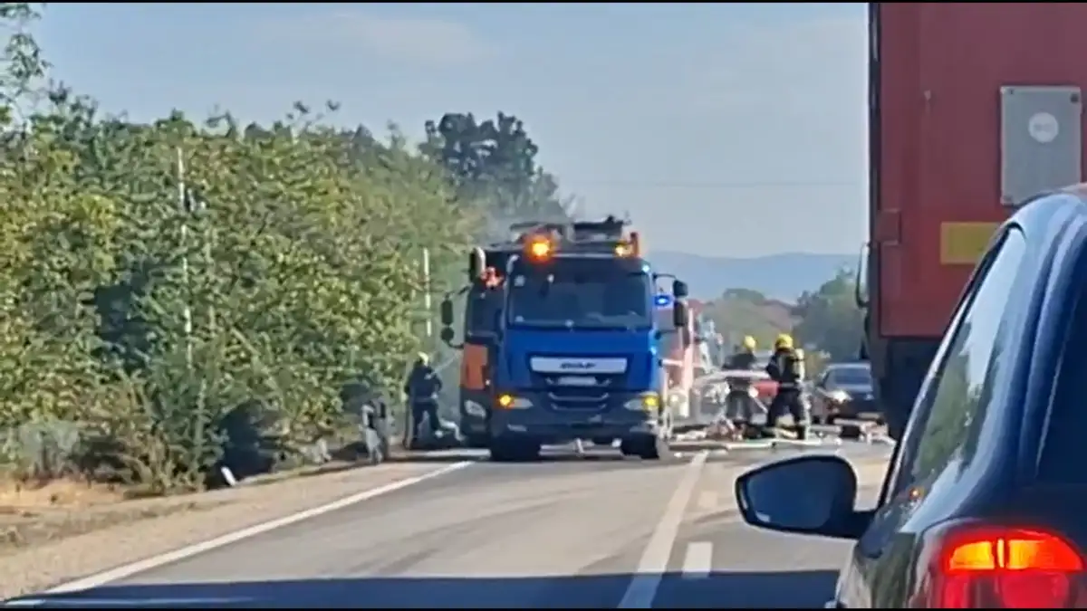 Gori kamion komunalnog preduzeća na magistrali kod Kragujevca: Vatrogasci-spasioci odmah stigli na lice mesta, zapalilo se smeće (FOTO)(VIDEO)