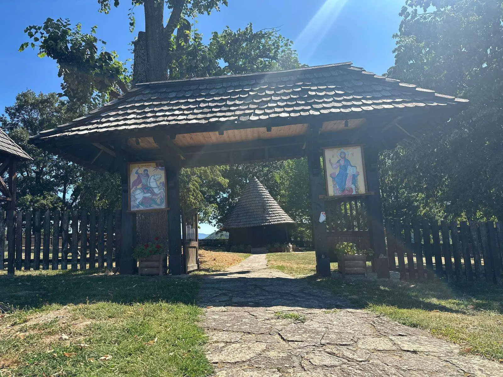 Vrata su tako mala da svako ko ulazi mora da se pokloni svecu: Neobična i prelepa crkva posvećena Svetom Đorđu, vekovima odoleva u junačkom Takovu (FOTO)