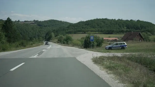 Neobičan automobil pored puta/ Foto: RINA