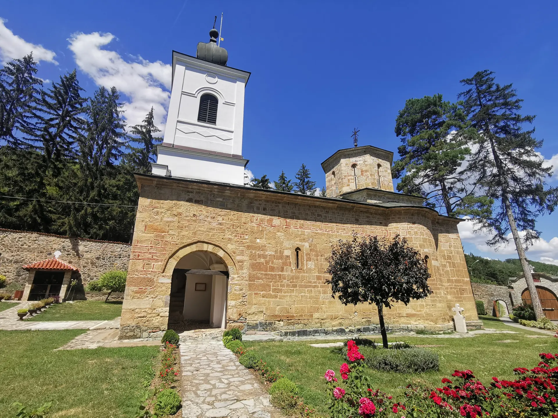 Smešten u samom geografskom centru naše zemlje: Ovaj manastir jedan je od najlepših u Srbiji - duhovni dragulj sela Drača (FOTO)