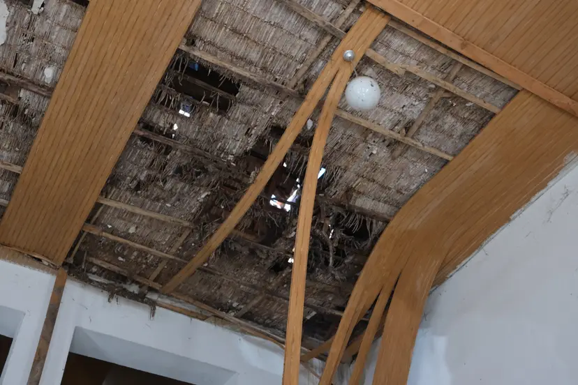 Plafon od trske, preti opasnost i od urušavanja: Nakon decenija čekanja konačno se renovira Dom kulture u selu Busur - ne ulaže se samo u velike gradove (FOTO)