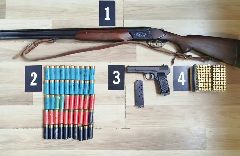 Sin oštetio inventar i vrata u porodičnoj kući u Ulcinju, policija ocu oduzela dva komada oružja i 152 metka (FOTO)