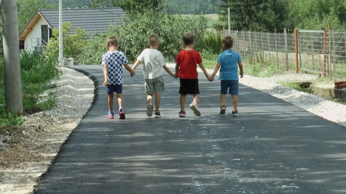 Ovo je danas najlepša slika iz srpskog sela - neki novi klinci i novi asfalt: Ilijak kod Čačka pun života, meštani dočekali ono što su godinama želeli (FOTO)